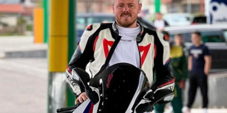 “Dashuri e cila ia mori jetën”: Ky është motoçiklisti që u vetaksidentua për vdekje