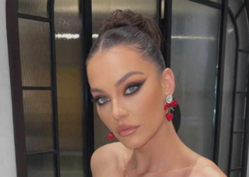 Gresa Hoti pozon pa pikë grimi