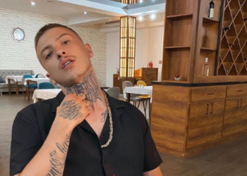 Fero fillon të fshijë tatuazhin në qafë