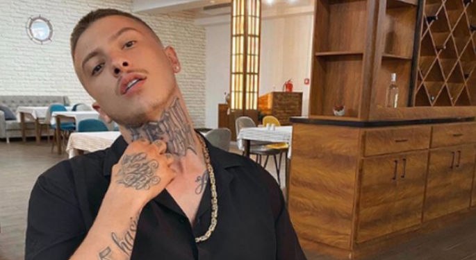 Fero fillon të fshijë tatuazhin në qafë