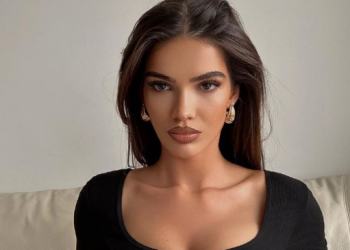 Arbenita e merr vajzën, publikon foto duke udhëtuar me aeroplan