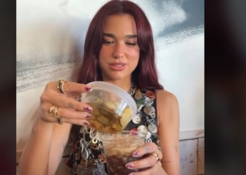 Dua Lipa bën virale një pije të njohur, i përzien trangujt turshi me speca djegëse