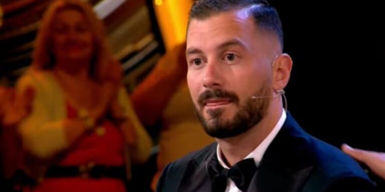 Romeo i penduar për ‘ndarjen’ nga Heidi, bën këtë dedikim