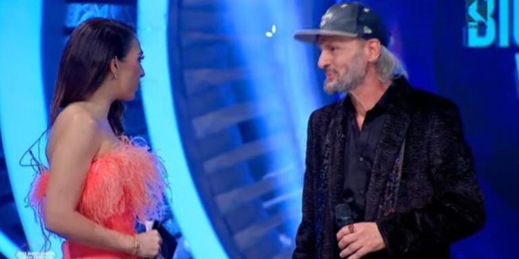 Ende pa u bërë 24 orë, këngëtari që hyri paralajmëron se do ta lë shtëpinë, kjo është arsyeja