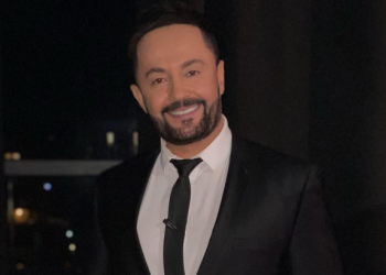 Sinan Hoxha ia bën përhajër Xhamisë së Namazgjasë, shkon me familje