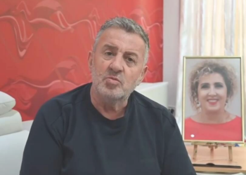 Nisi spektaklin e ri, Agron Llakaj i pikëlluar për mungesën e Kostandinës