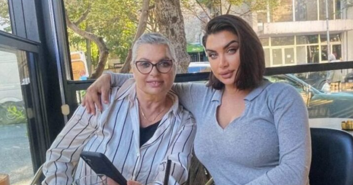 “Mama…”/ Fitoi betejën me sëmundjen e rëndë, këngëtarja e njohur ndanë foton e bukur krahë së ëmës