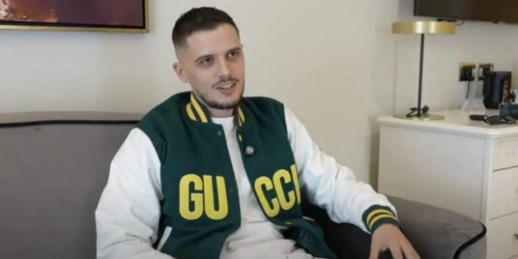 Bardhi ka një njoftim për ndjekësit!