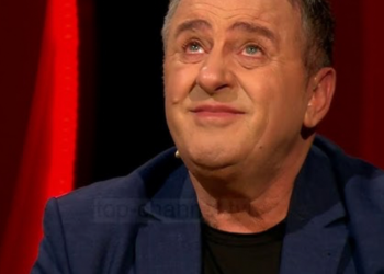 Agron Llakaj bën dedikim rrënqethës për Kostandinën dhe shpërthen në lot