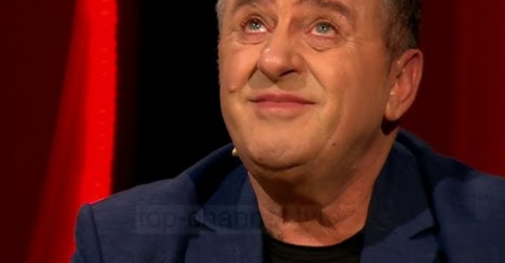 Agron Llakaj bën dedikim rrënqethës për Kostandinën dhe shpërthen në lot