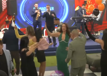 Pas përballjes me ish burrin, Drenusha vallëzon në oborr bashkë me banorët tjerë