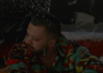 Gjesti qëndron i vetmuar dhe qan për Xhenetën