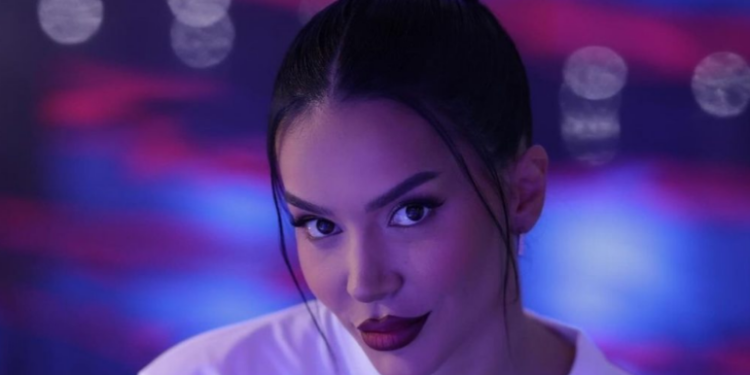 Pa pikë grimi, Efi Dhedhes merr gjithë vëmendjen në videon e fundit