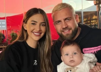 Bebushja e Kiarës, e feston 7-mujorin me veshjet tradicionale