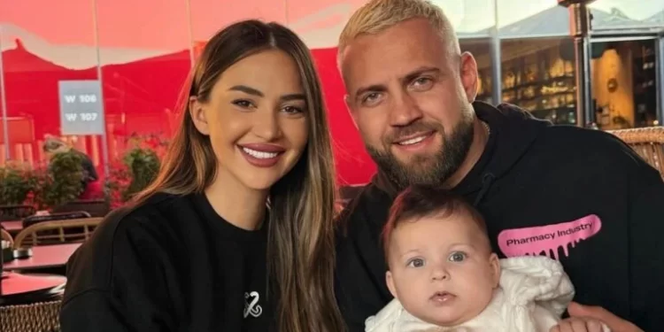 Bebushja e Kiarës, e feston 7-mujorin me veshjet tradicionale