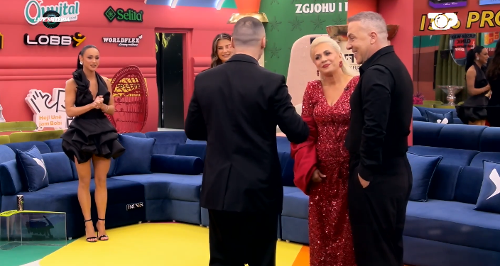 Nënë dhe bir bashkohen në shtëpinë më të famshme të Shqipërisë