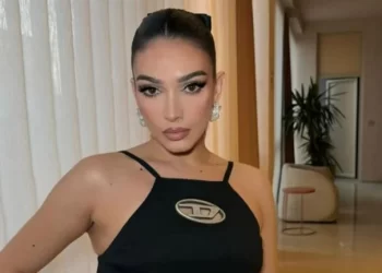 Jonida prek zemrat e ndjekësve me një moment të ngrohtë familjar