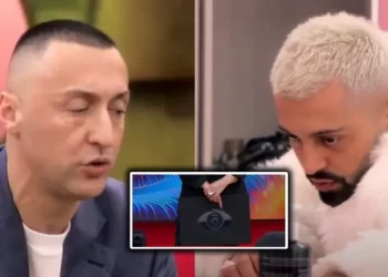 Pritet tjetër zarf i zi/ Dalin pamjet e plota, Gjesti ka prekur i pari në fytyrë G-