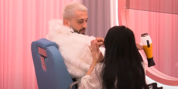 Egli ia ngatërron emrin Xhenetës, i thotë Gjestit se do ta përmendi nëse ai..