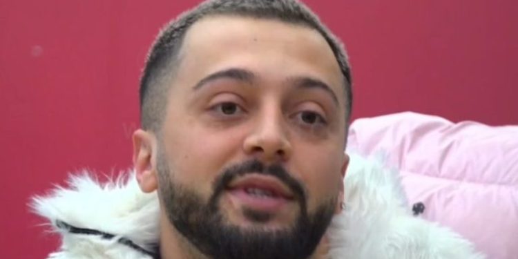 “Na ke bërë krenarë, të presim me fitore” – Gjesti preket pas mesazhit që mori nga babai