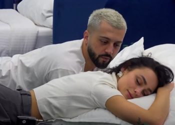 Ç’ndodhi gjatë natës? Egli dhe Gjesti shkëmbejnë puthjen e parë në buzë? (Video)