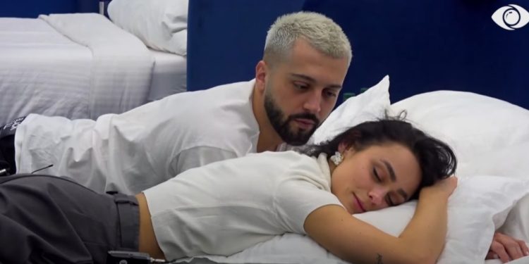 Ç’ndodhi gjatë natës? Egli dhe Gjesti shkëmbejnë puthjen e parë në buzë? (Video)