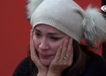 Rozana sheh njeriun e saj të zemrës në shtëpi, shpërthen në lot