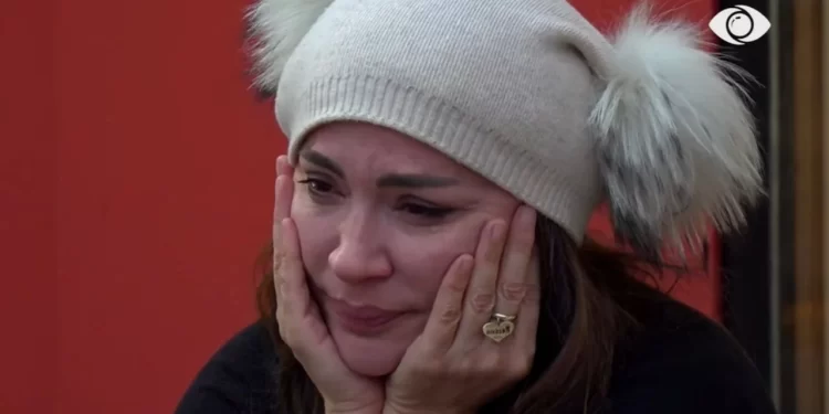 Rozana sheh njeriun e saj të zemrës në shtëpi, shpërthen në lot