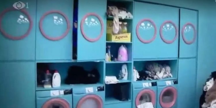 Gjesti futet në dollap, nuk largohet nga shtëpia