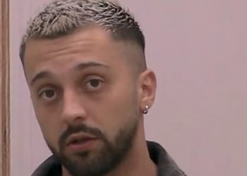 Gjesti “ulet në gjunjë”, i kërkon falje publike familjes së Eglit pas darkës