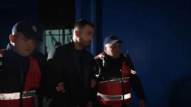Me pranga në duar dhe sy të nxirë, dalin pamjet e arrestimit të Jozit