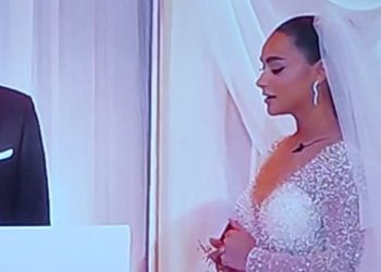 Për ju që e humbët: Gjesti vë duart në kokë kur Egli heq vellon në ceremoninë martesore