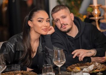 Mes aludimeve për ndarje nga Klea, ky shkrim i Elgitit trazon rrjetin: “I bëjmë keq njëri-tjetrit”