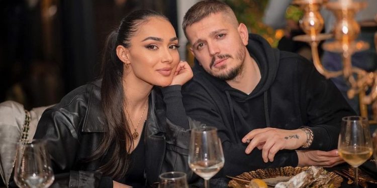 Mes aludimeve për ndarje nga Klea, ky shkrim i Elgitit trazon rrjetin: “I bëjmë keq njëri-tjetrit”