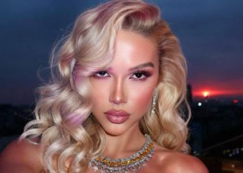 Sara Kolami rrëmben vëmendjen, pozon në bikini