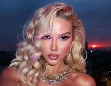 Sara Kolami rrëmben vëmendjen, pozon në bikini