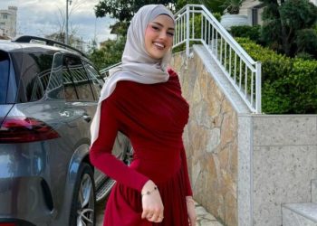 Hati festoi ditëlindjen, biznesmeni që i qëndroi pranë në festën luksoze ngjall dyshime