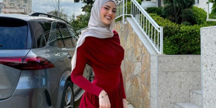 Hati festoi ditëlindjen, biznesmeni që i qëndroi pranë në festën luksoze ngjall dyshime