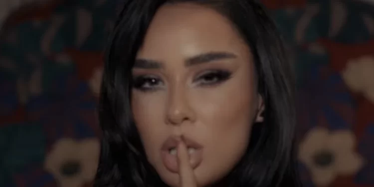 Xhensila bën xhiro me anije, mahnitë me pamjen