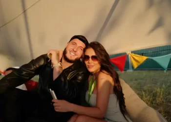 Lotina dhe Mozzik ndajnë momente të ëmbla me “foshnjën” e tyre