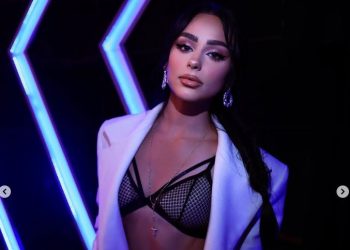 Egli Tako puth bluzën me figurën e Gjestit/VIDEO