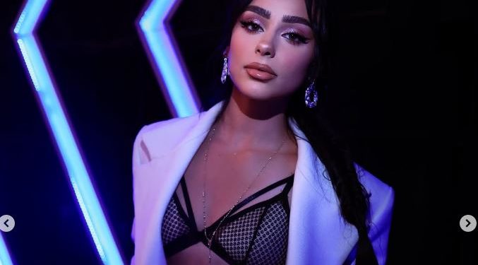 Egli Tako puth bluzën me figurën e Gjestit/VIDEO