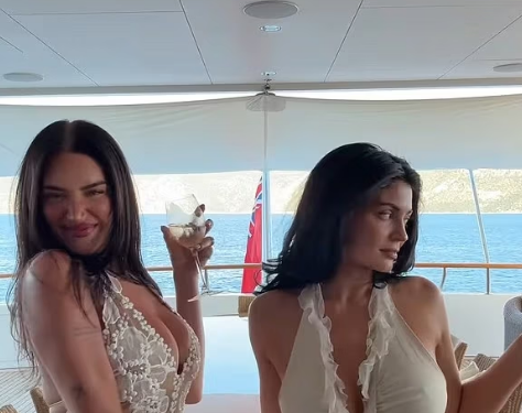 Postimi i Kylie Jenner për restorantin në ishullin grek bëhet viral – dhe jo për të mirë