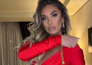 Adelina sjell foto nga pushimet me bikini, “çmend” ndjekësit