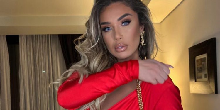 Adelina sjell foto nga pushimet me bikini, “çmend” ndjekësit