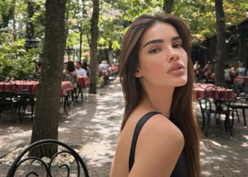 Arbenita Ismajli shfaq format bombastike me pozën e saj magjike para pasqyrës