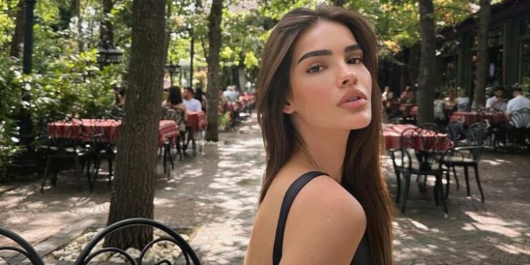 Arbenita Ismajli shfaq format bombastike me pozën e saj magjike para pasqyrës