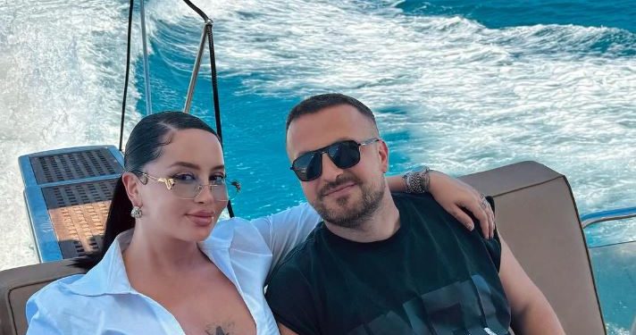 FOTO/ Çastet e para të Dafinës dhe Kreshnikut me djalin e tyre