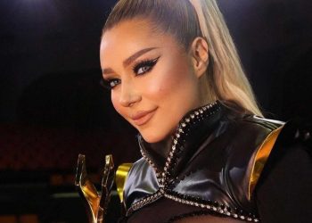 Ronela Hajati në super formë gjatë pushimeve luksoze – këngëtarja shkëlqen në bikini/Foto