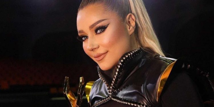 Ronela Hajati në super formë gjatë pushimeve luksoze – këngëtarja shkëlqen në bikini/Foto